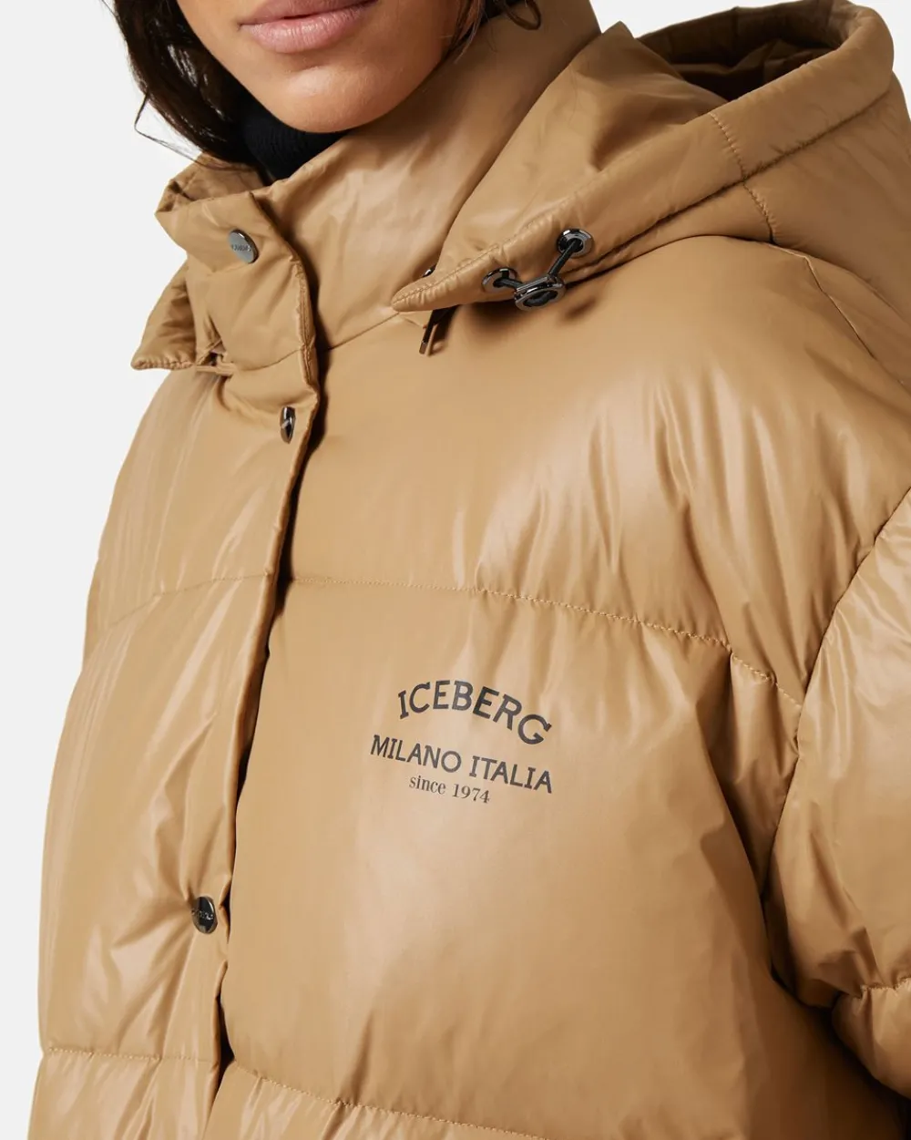 Women Iceberg Short Down Jacket With Real Down Hood
